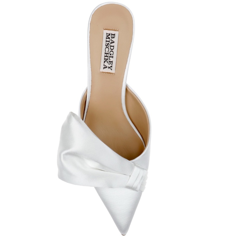 New Badgley Mischka Satin White Kitten Heel Size 7